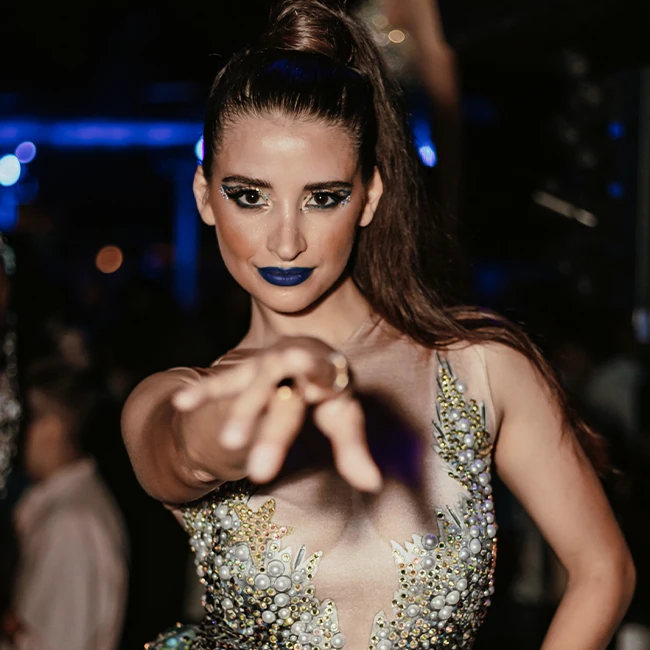 Ballerina durante un evento di Bglare Performers, con costume elegante di paillettes