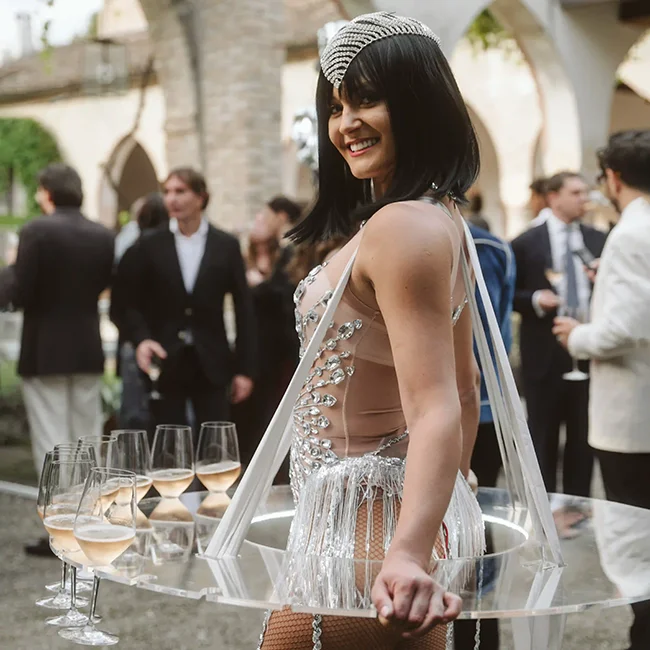 Champagne Girl BGlare Performers serve champagne da un tavolo scenografico durante un matrimonio al Convento dell’Annunciata