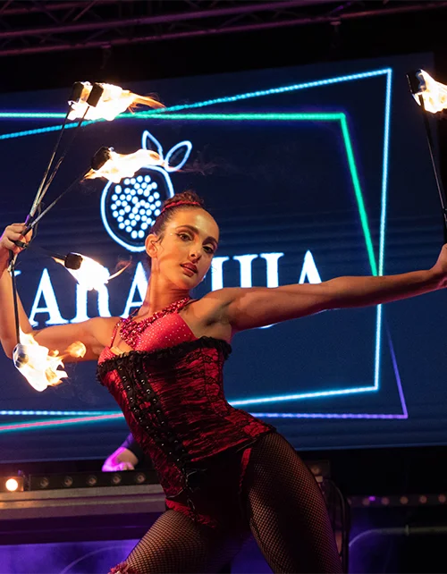 Artista di fuoco BGlare Performers in costume con bustino Moulin Rouge