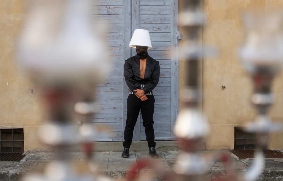 Abat Jour Uomo 18 50 50 – accoglienza Abat-jour BGlare Performers