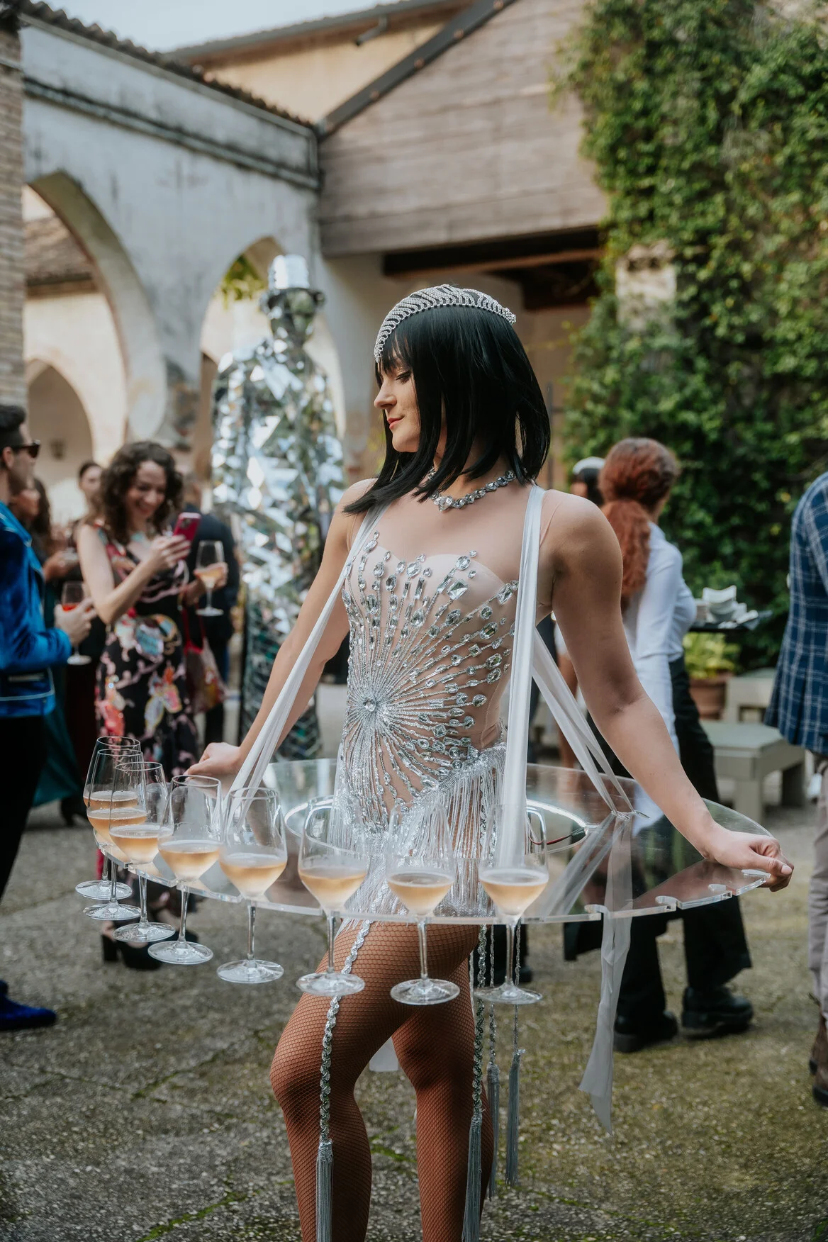 Champagne Girls con tavolo scenografico e flûte BGlare Performers