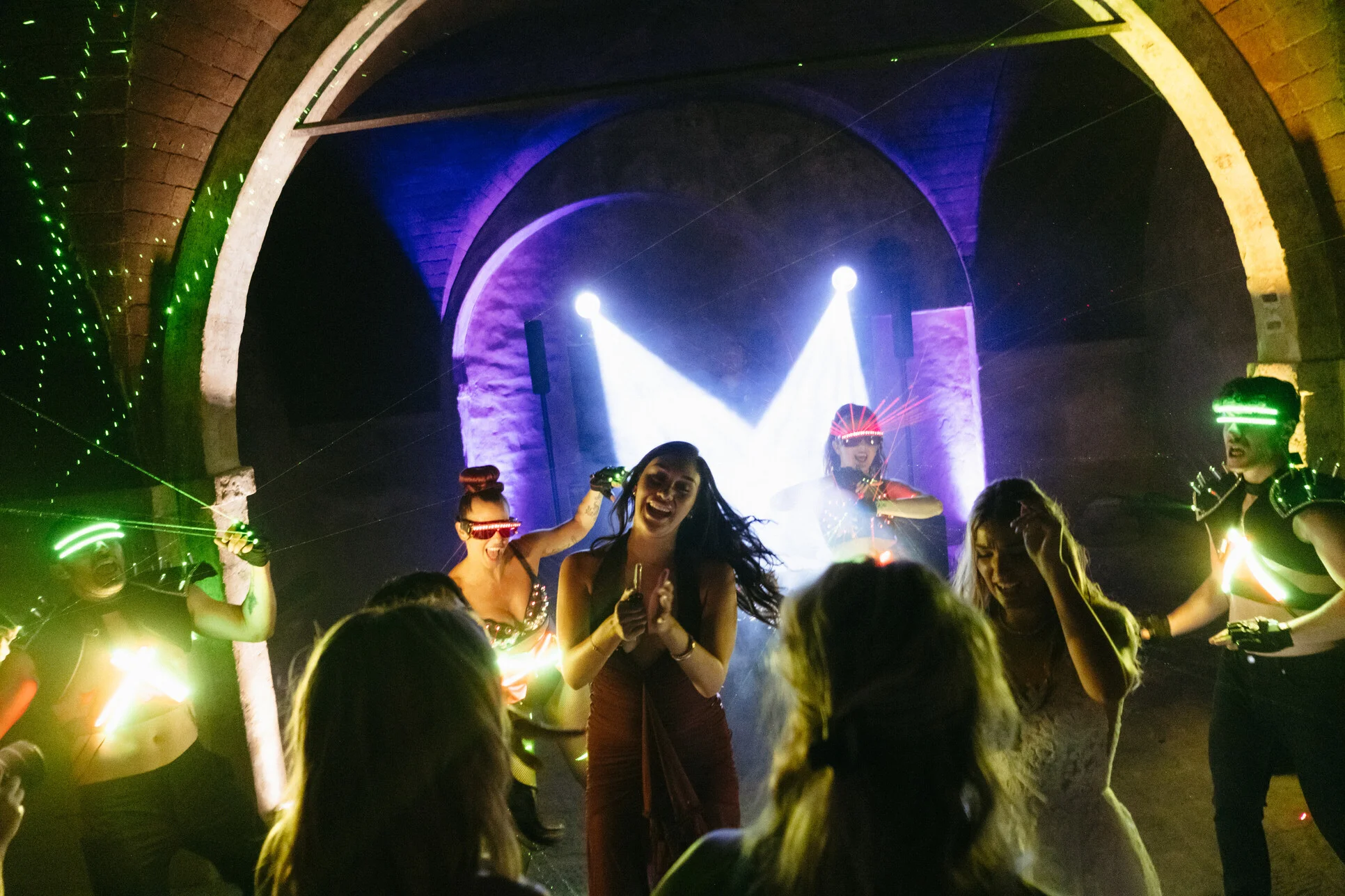 Performance Extremis Laser Italia con fasci laser scenografici durante un evento