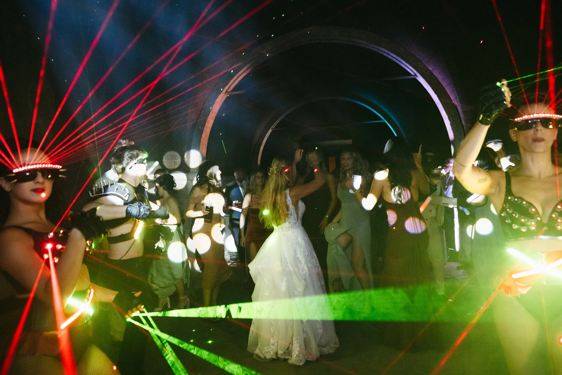 Performance Extremis Laser Italia con fasci laser scenografici durante un evento