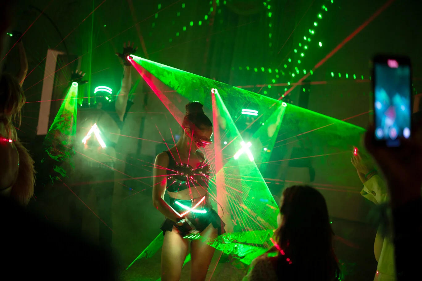 Performance Extremis Laser Italia con fasci laser scenografici durante un evento