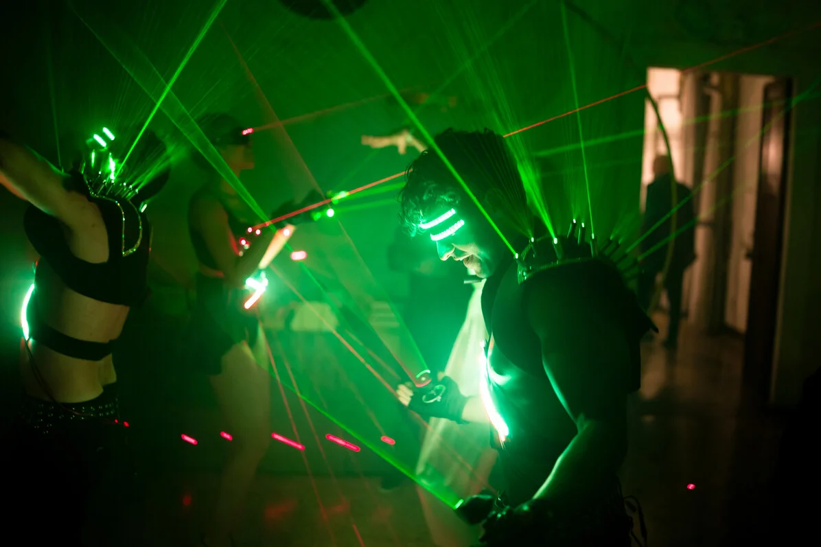 Performance Extremis Laser Italia con fasci laser scenografici durante un evento