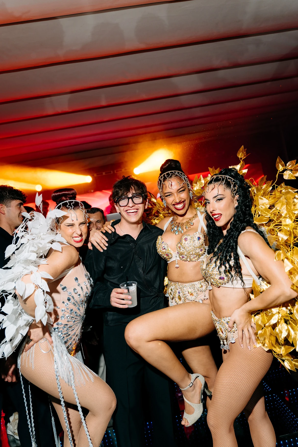 Ballerini BGlare Performers in costumi Golden Flowers durante un evento