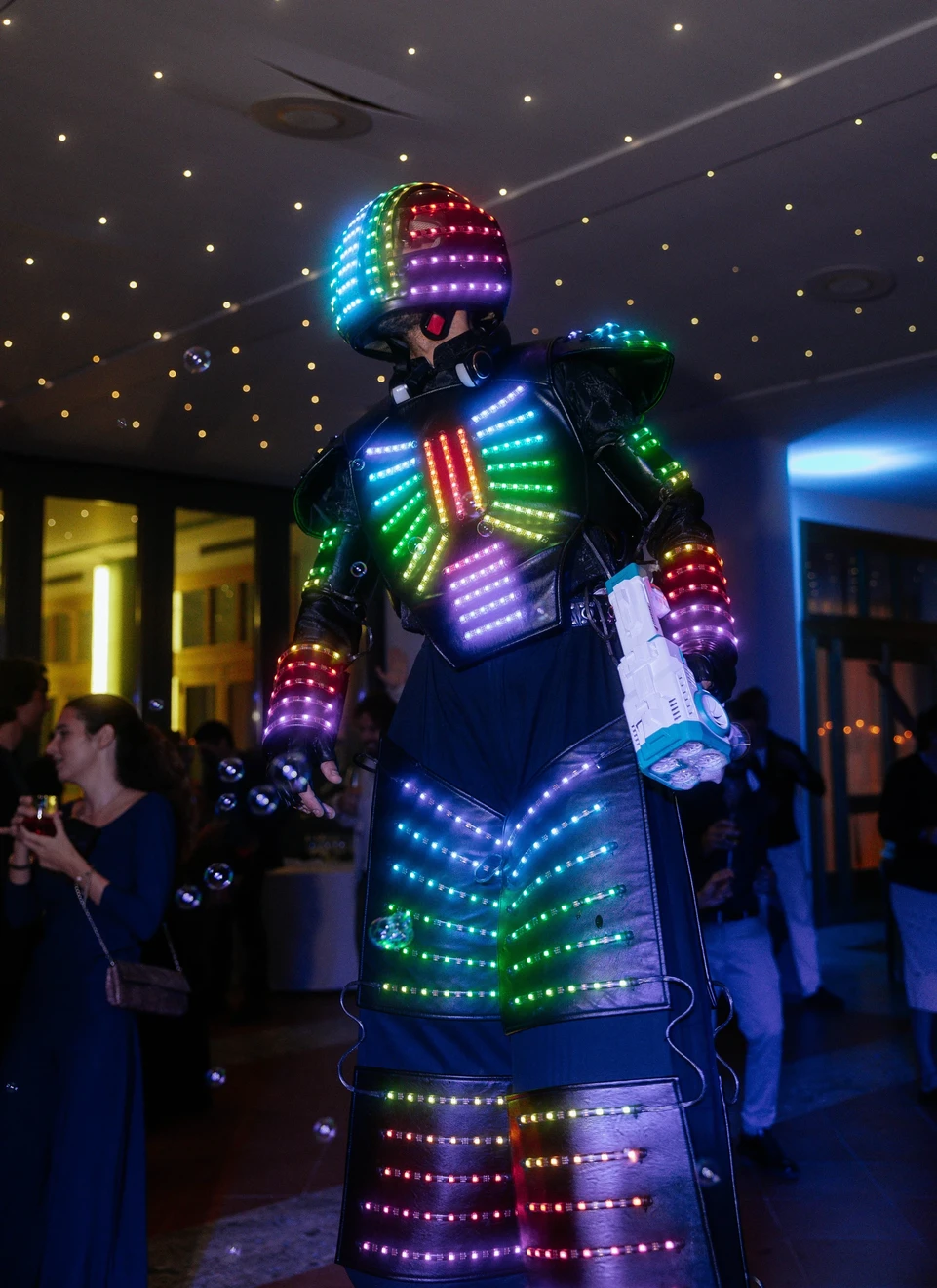 Trampoliere Robot LED di BGlare Performers durante un evento — foto 9
