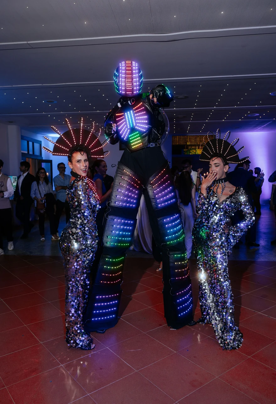 Trampoliere Robot LED di BGlare Performers durante un evento — foto 10