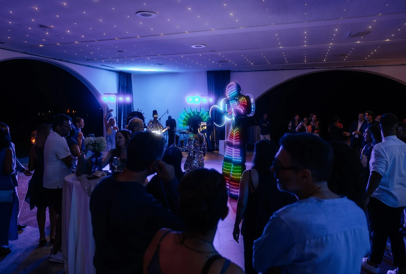 Trampoliere Robot LED di BGlare Performers durante un evento — foto 1