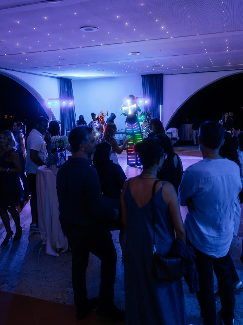 Trampoliere Robot LED di BGlare Performers durante un evento — foto 2