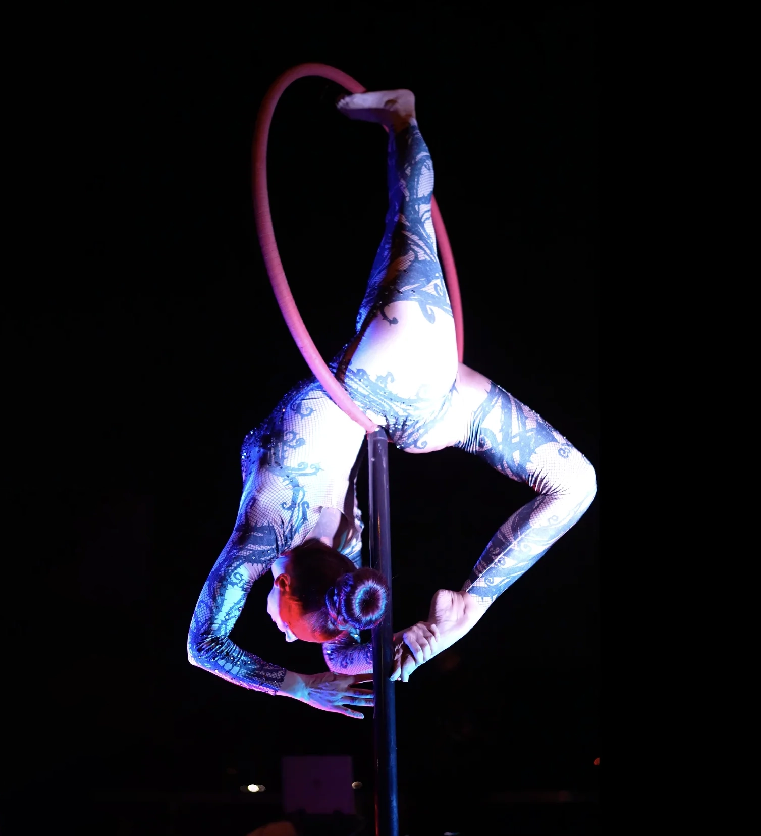 Acrobata BGlare Performers in una figura al cerchio aereo durante lo spettacolo a L’Aquila