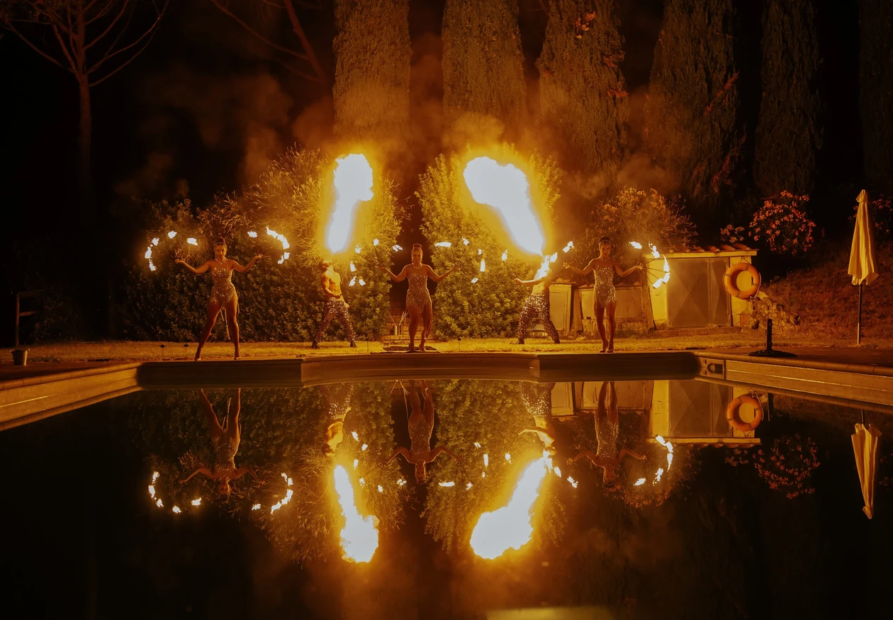 Artisti BGlare Performers con attrezzi infuocati e grandi fiamme a bordo piscina