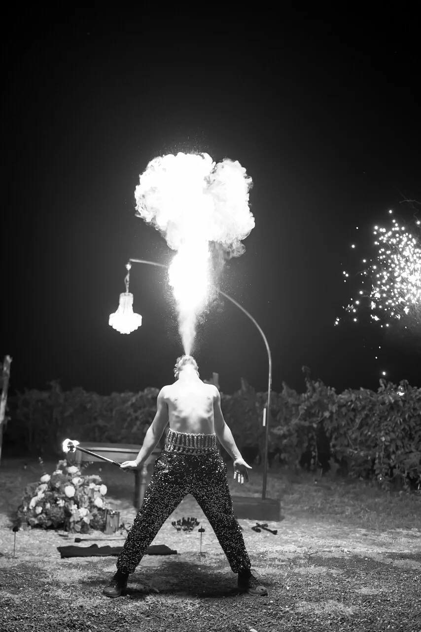 Sputafuoco BGlare Performers durante uno spettacolo dal vivo