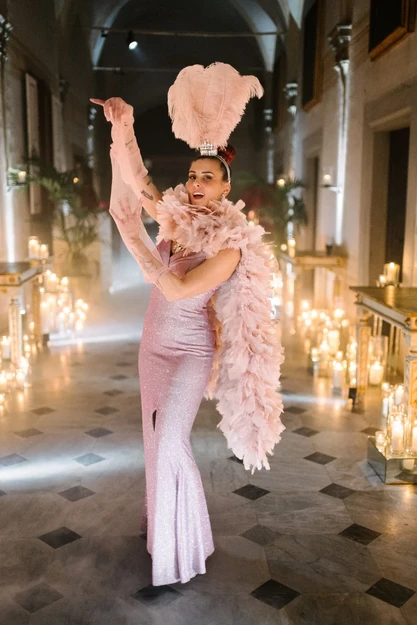 Burlesque BGlare Performers: esibizione con costumi scenografici e ventagli di piume