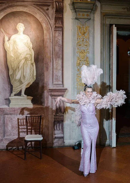 Burlesque BGlare Performers: esibizione con costumi scenografici e ventagli di piume