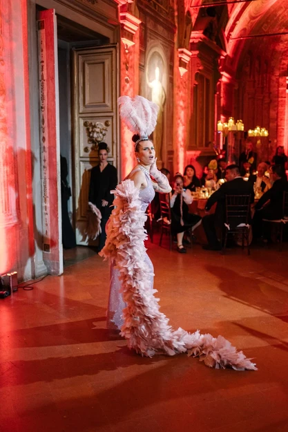 Burlesque BGlare Performers: esibizione con costumi scenografici e ventagli di piume