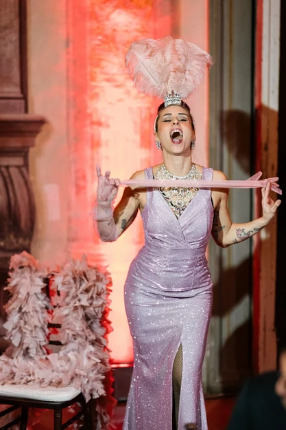 Burlesque BGlare Performers: esibizione con costumi scenografici e ventagli di piume