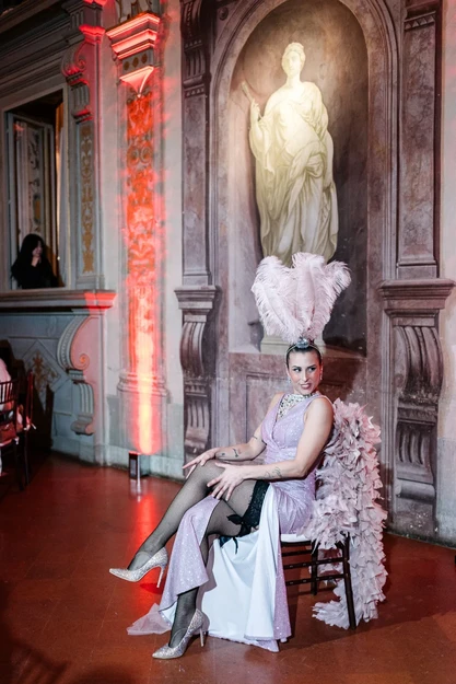 Burlesque BGlare Performers: esibizione con costumi scenografici e ventagli di piume