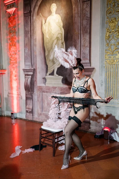 Burlesque BGlare Performers: esibizione con costumi scenografici e ventagli di piume