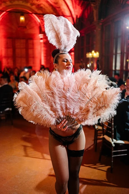 Burlesque BGlare Performers: esibizione con costumi scenografici e ventagli di piume
