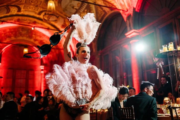 Burlesque BGlare Performers: esibizione con costumi scenografici e ventagli di piume