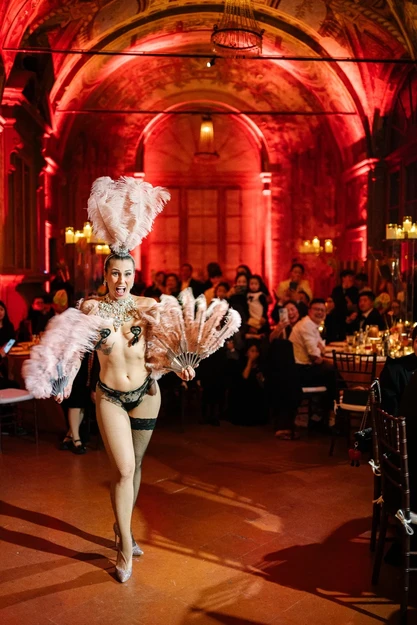 Burlesque BGlare Performers: esibizione con costumi scenografici e ventagli di piume