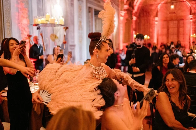 Burlesque BGlare Performers: esibizione con costumi scenografici e ventagli di piume