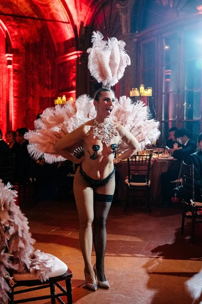 Burlesque BGlare Performers: esibizione con costumi scenografici e ventagli di piume